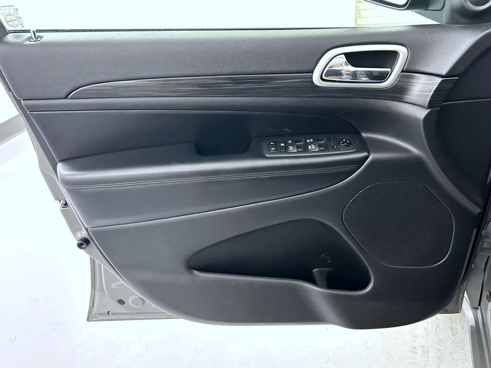 Used 2022 Gray Jeep Laredo X image 9