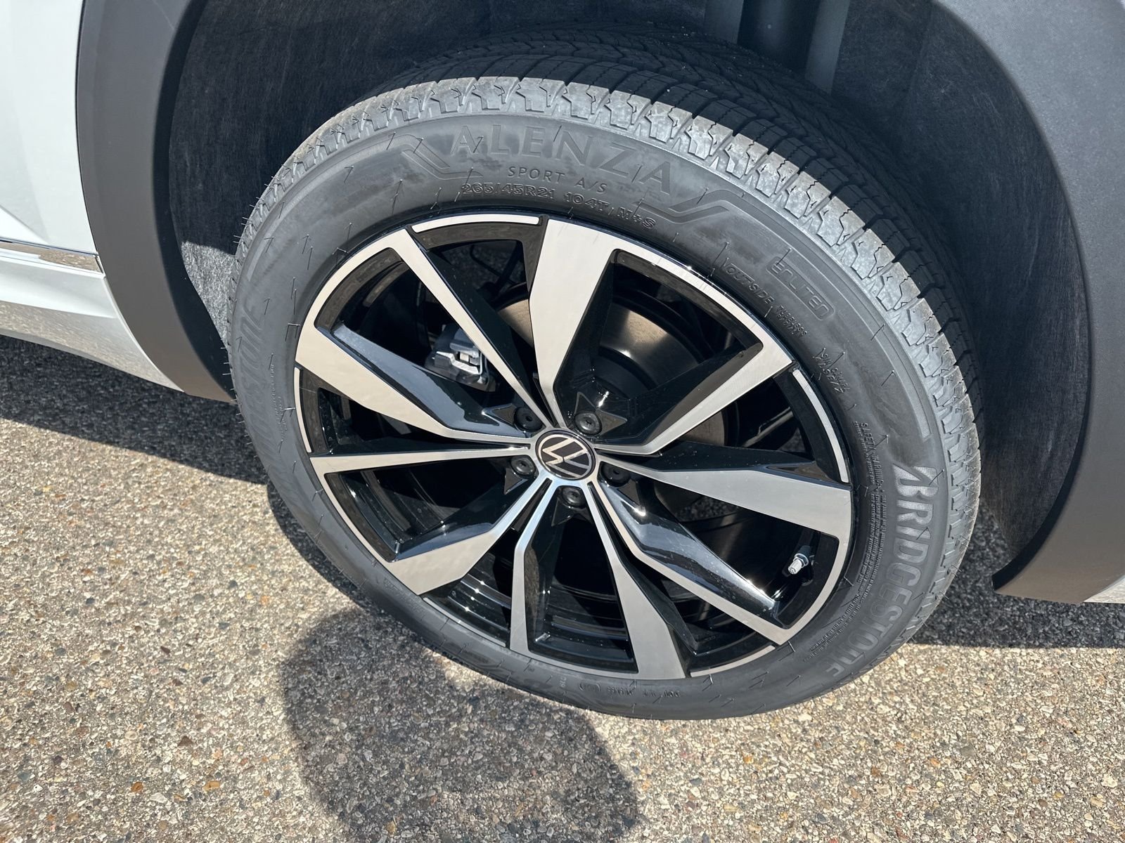 New 2026 White/off-white Volkswagen 2.0T SEL Premium R-Line image 9