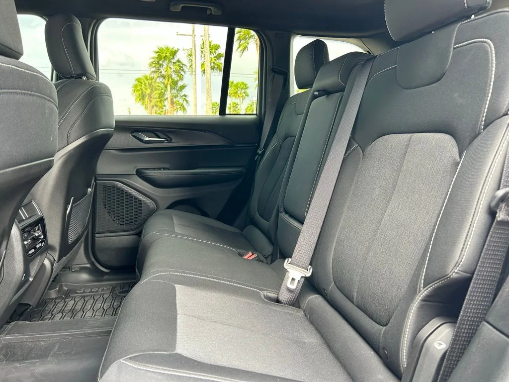 Used 2025 White/off-white Jeep Laredo image 15