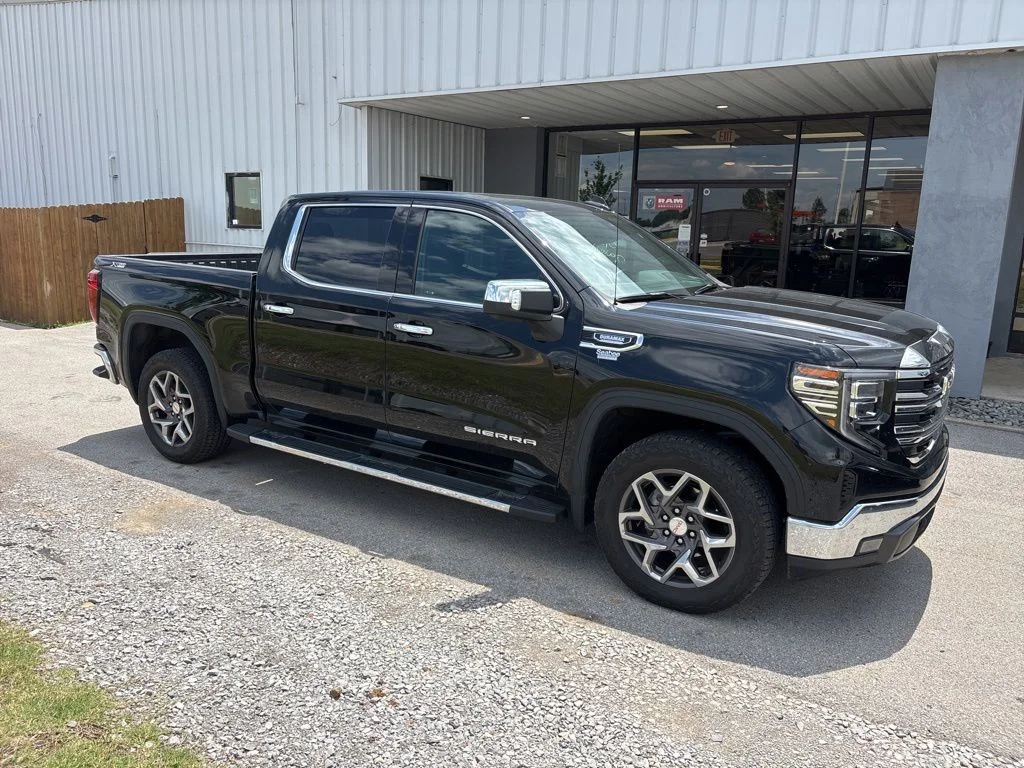 2022 GMC Sierra 4WD Crew Cab Short Box SLT's photo