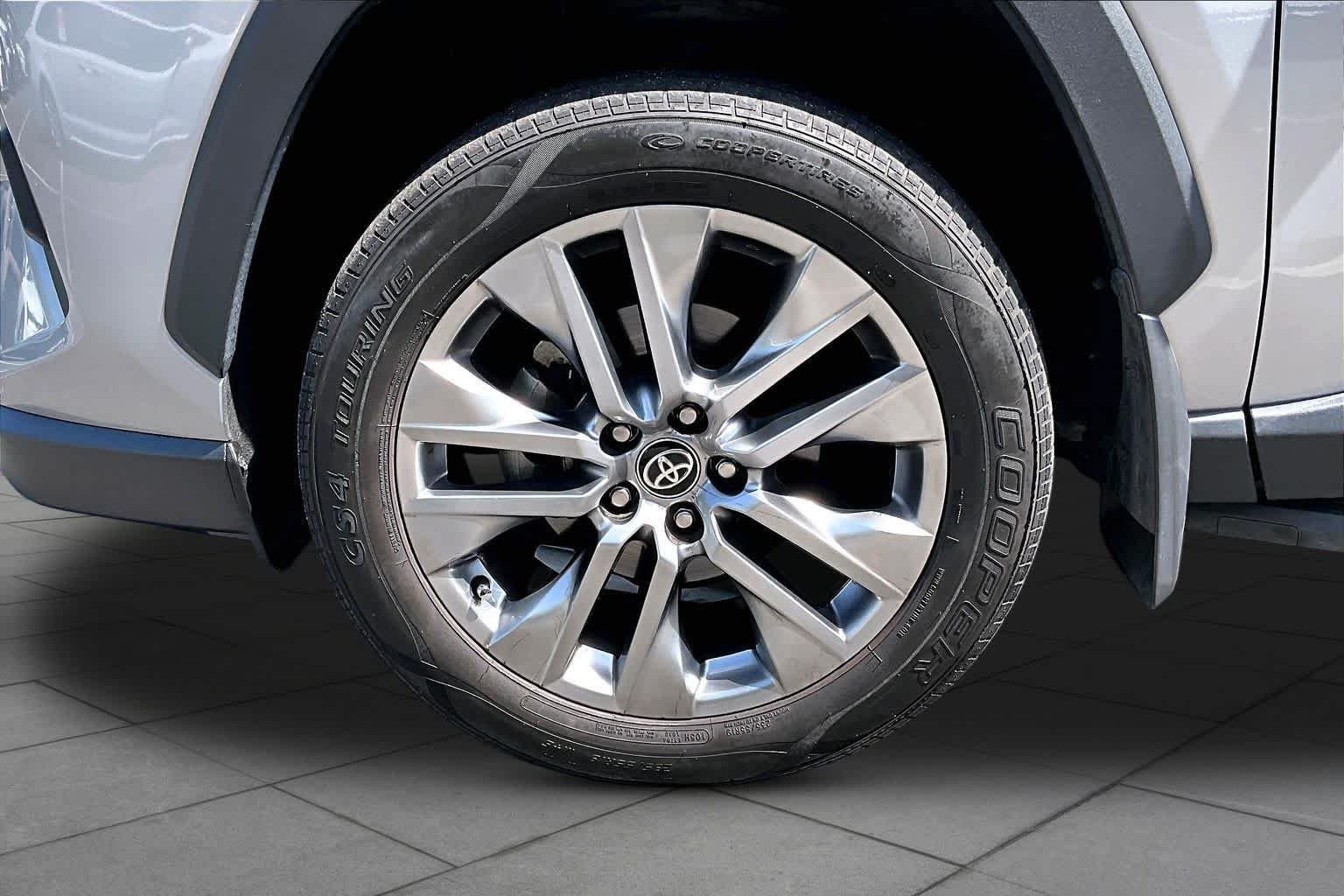 Used 2024 Silver Sky Metallic Toyota XLE Premium image 17