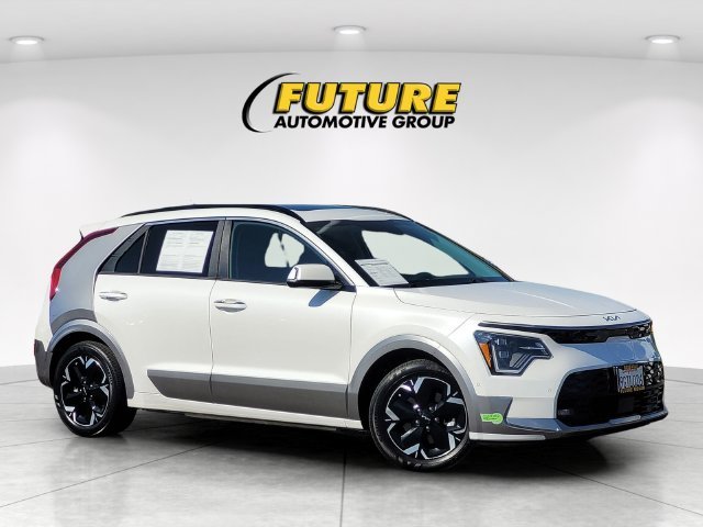 Used 2023 White Kia Wave image 1