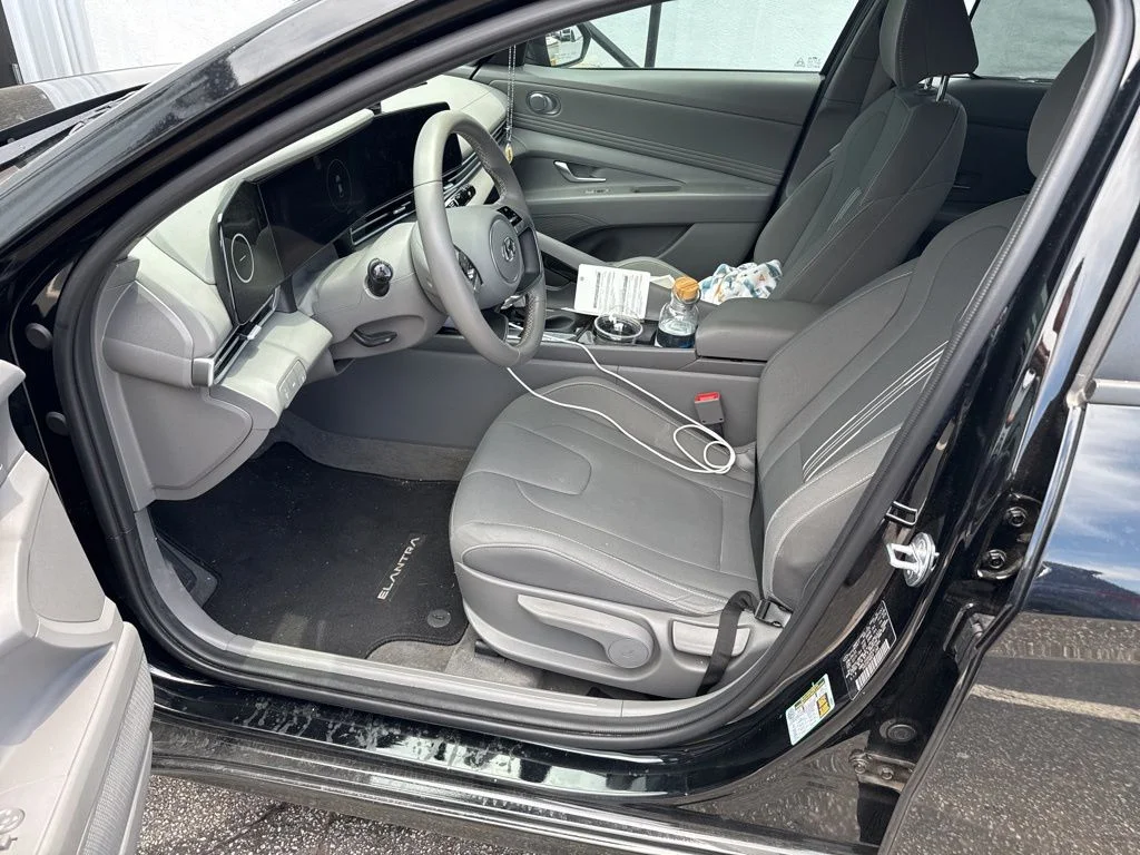 Used 2023 Black Hyundai SEL image 5