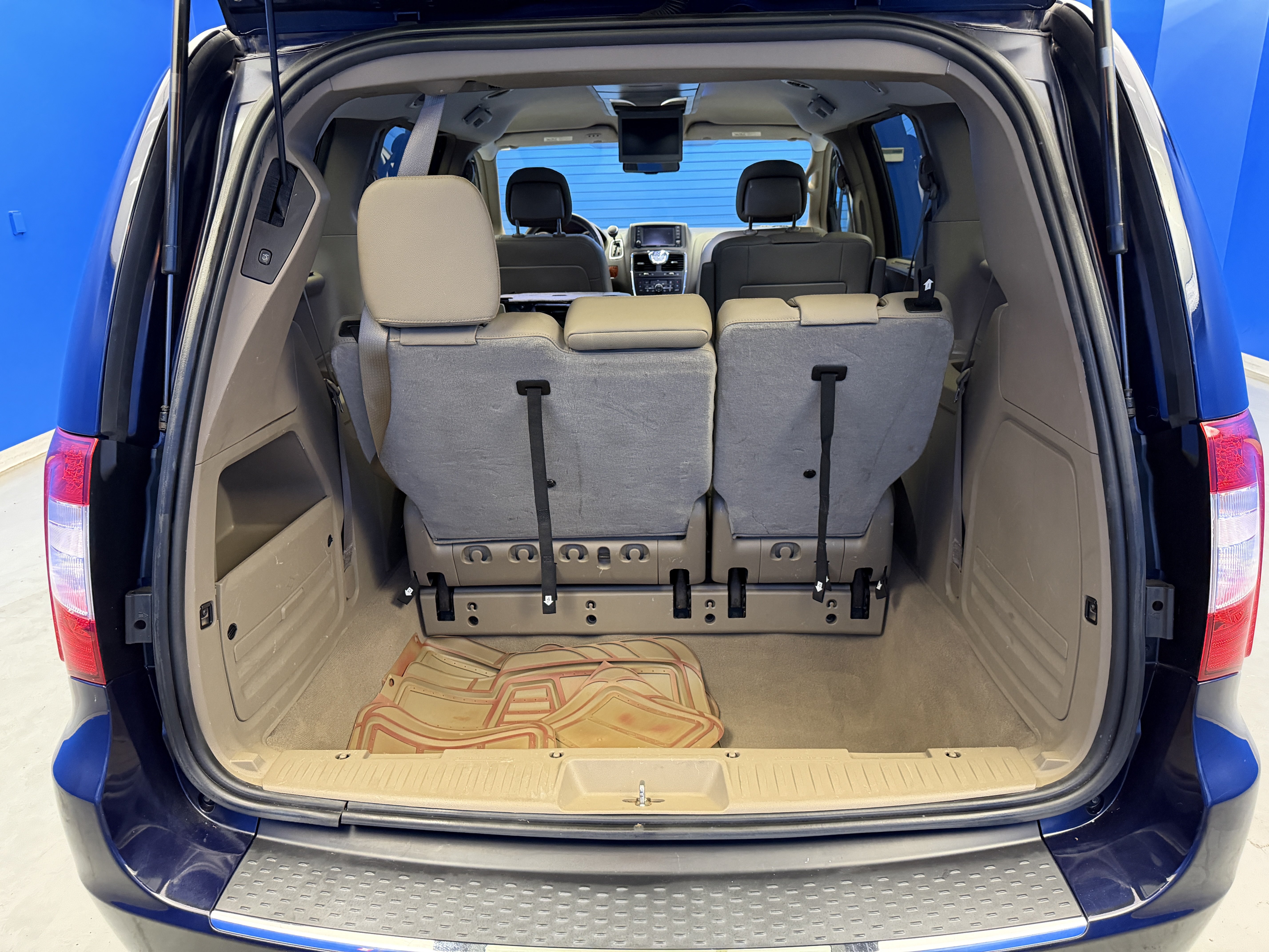 Used 2015 True Blue Pearlcoat Chrysler Touring image 32