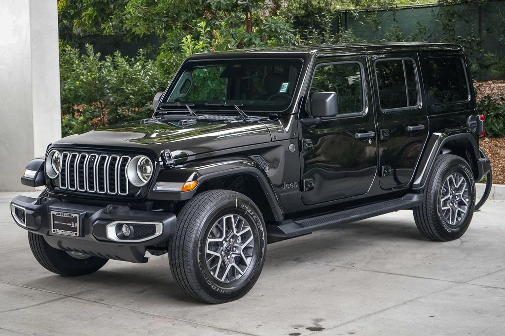 New 2026 Black Clear-Coat Exterior Paint Jeep Sahara image 3