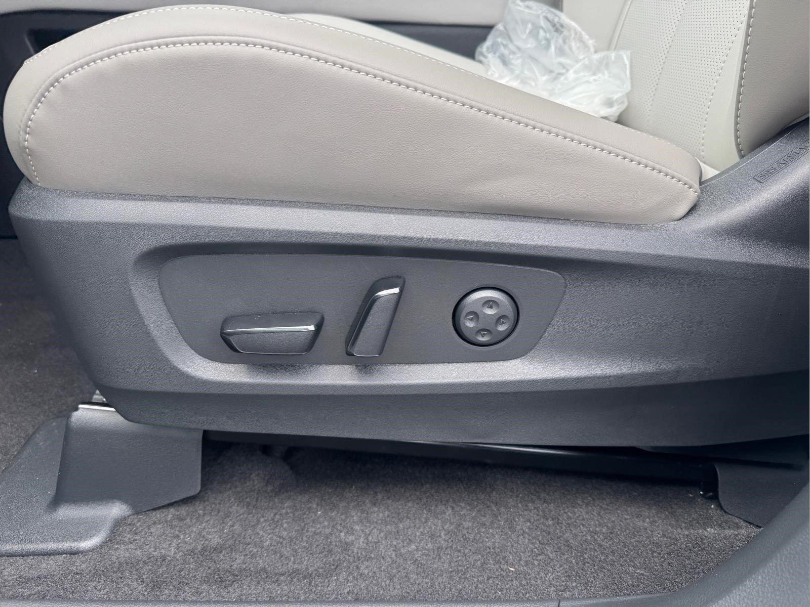 New 2027 RADIANT WHITE INFINITI Luxe AWD image 18