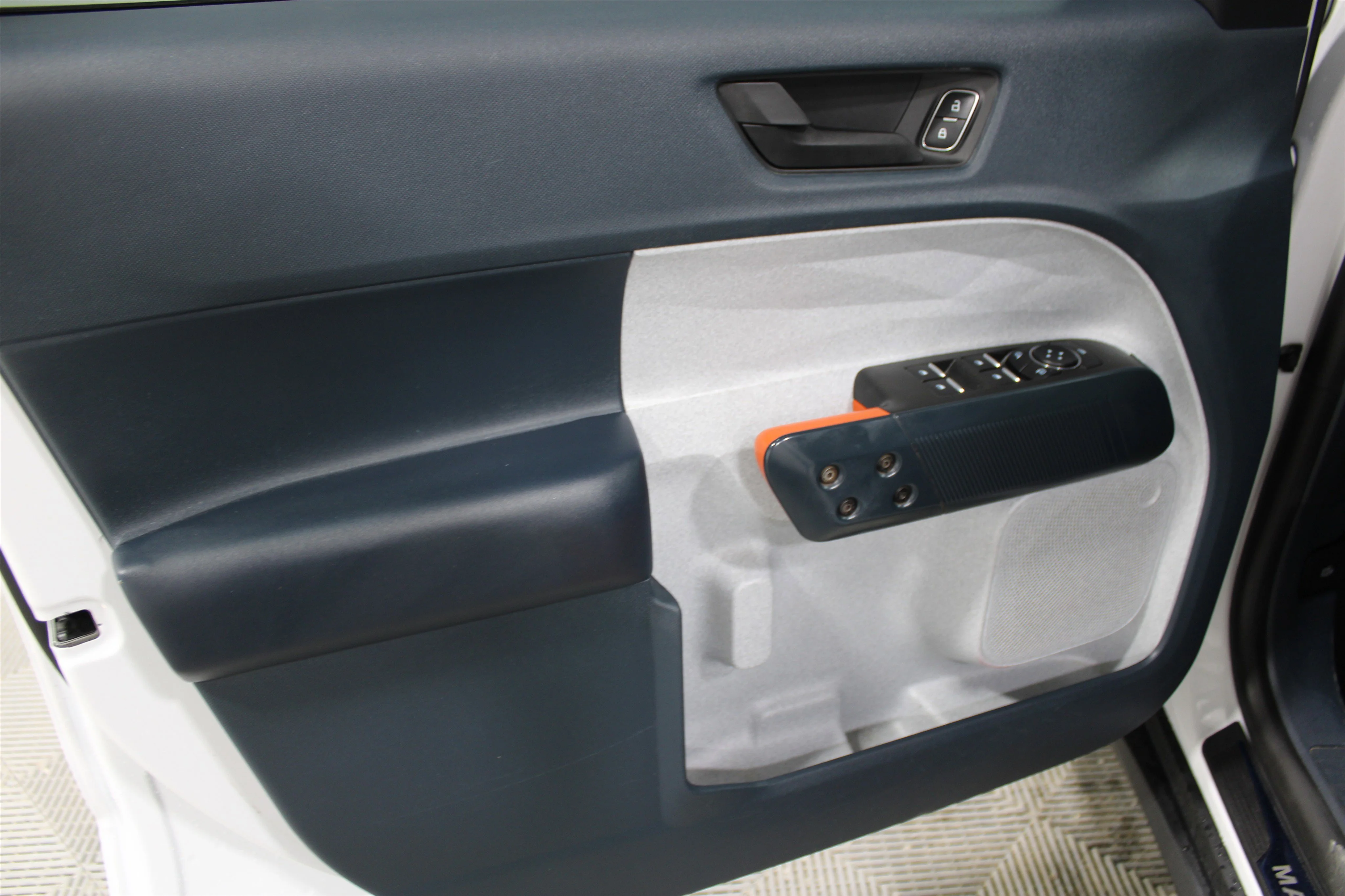 Used 2024 Oxford White Ford XLT image 6