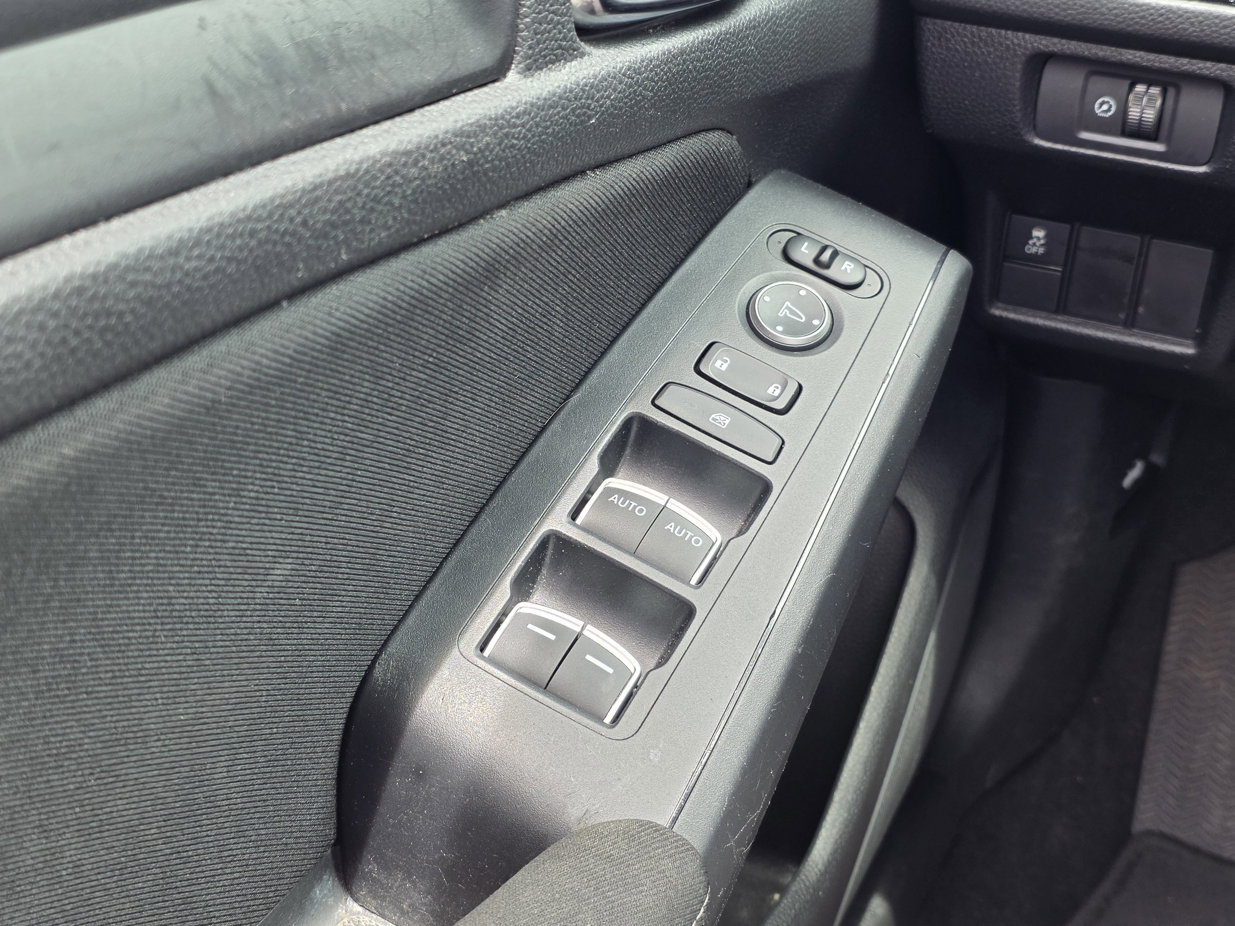 Used 2025 Solar Silver Metallic Honda LX image 15