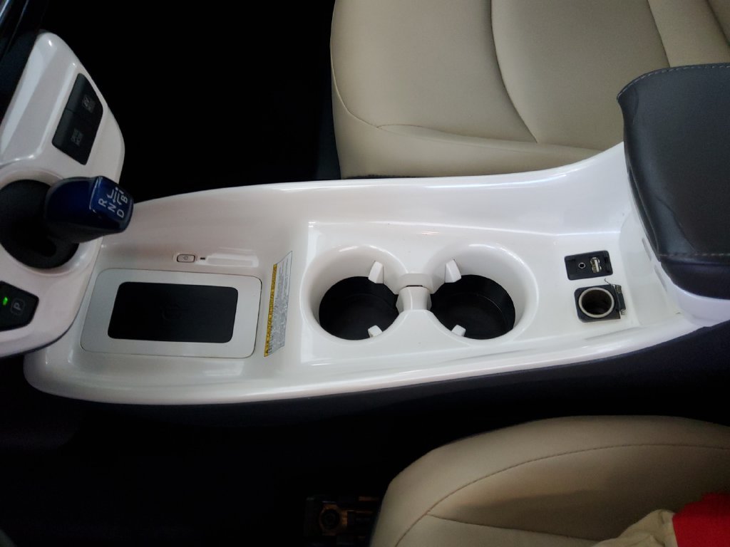 Used 2016 White Toyota Four image 23