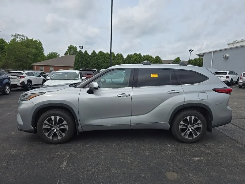 Used 2021 Silver Toyota XLE image 4