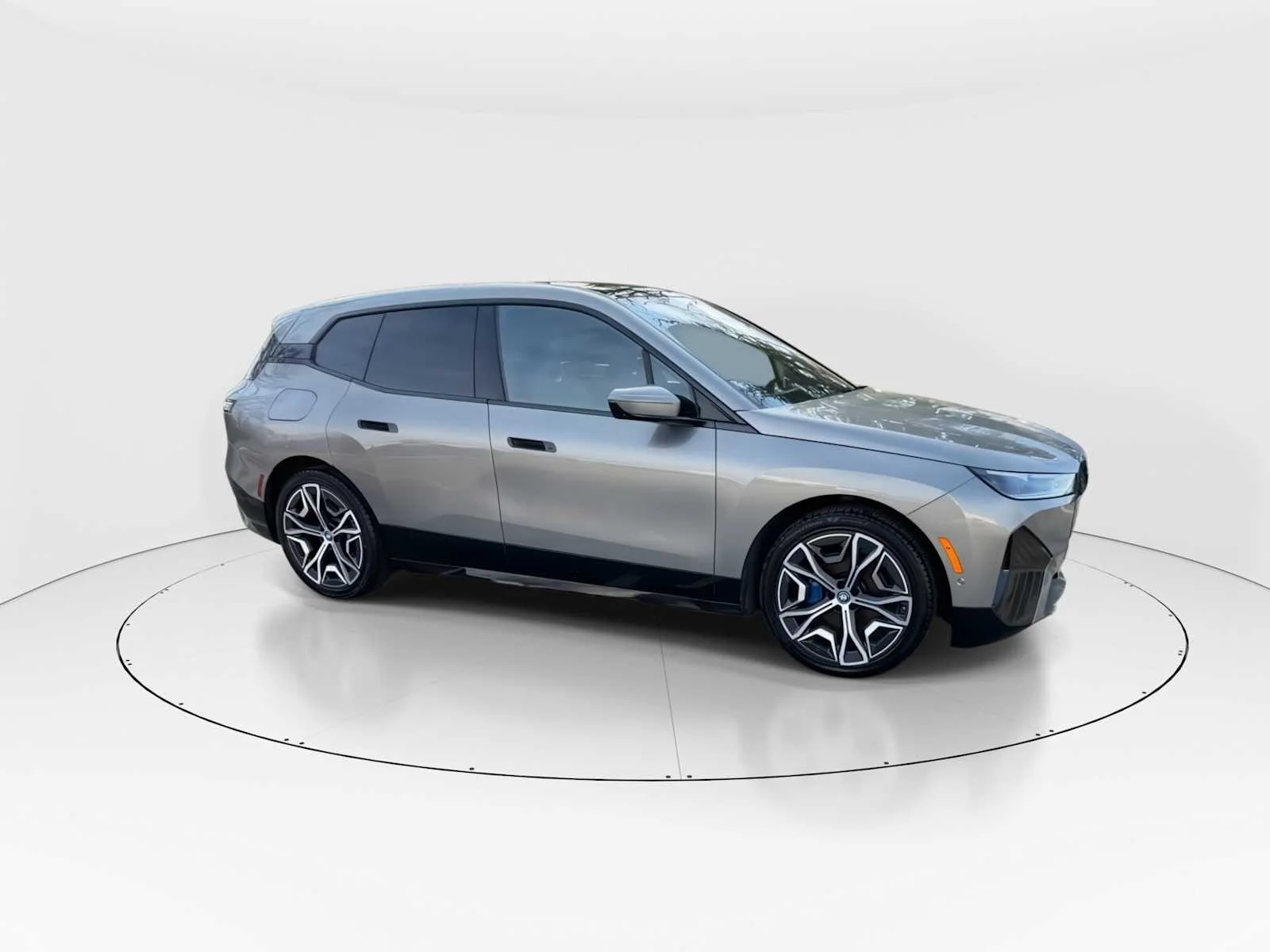 Used 2023 Oxide Grey Metallic BMW xDrive50 image 9