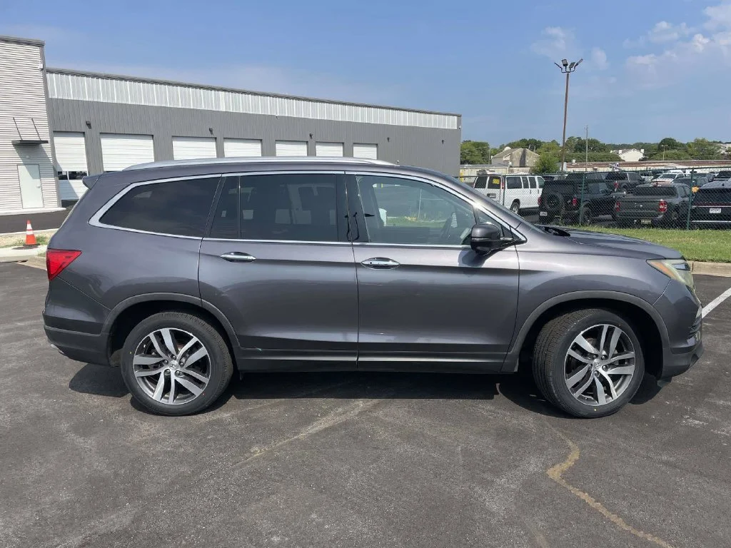 Used 2017  Honda Touring image 2