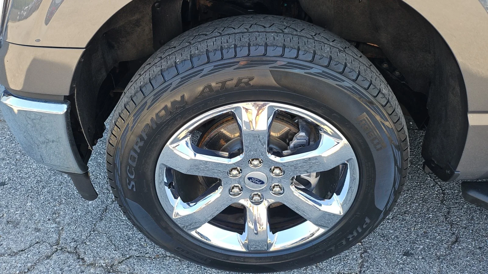 Used 2023 Gray Ford XLT image 9