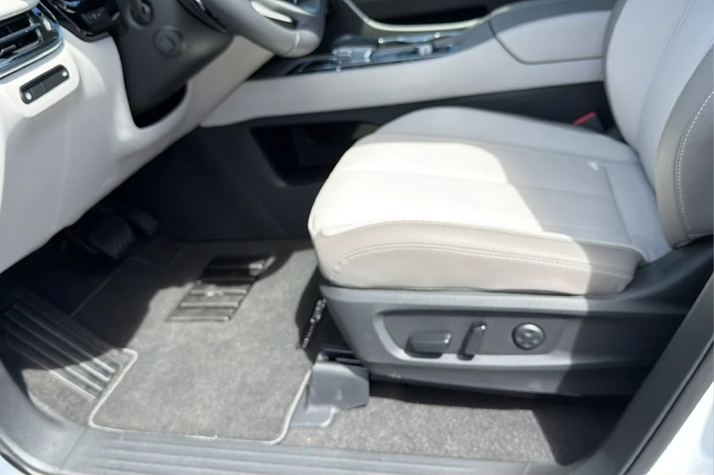 New 2027 2T RAD WHT INFINITI Sport AWD image 18