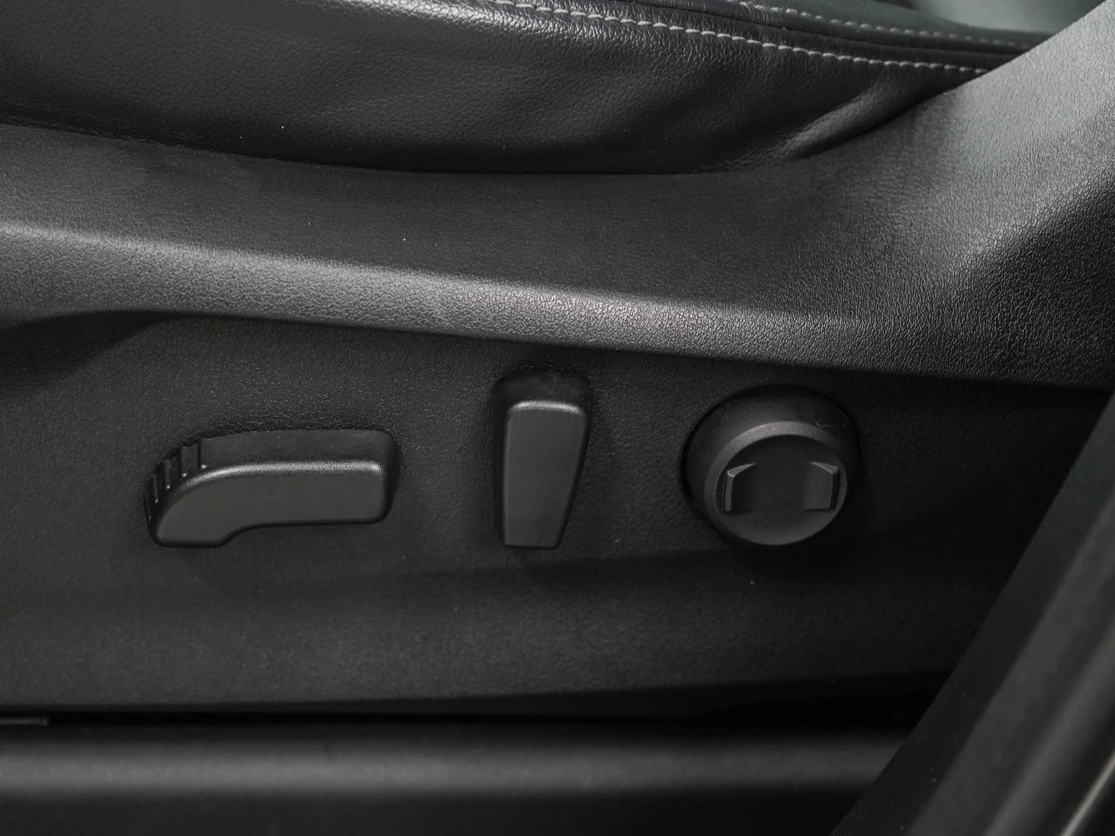Used 2020 Magnetite Gray Metallic Subaru Limited image 28