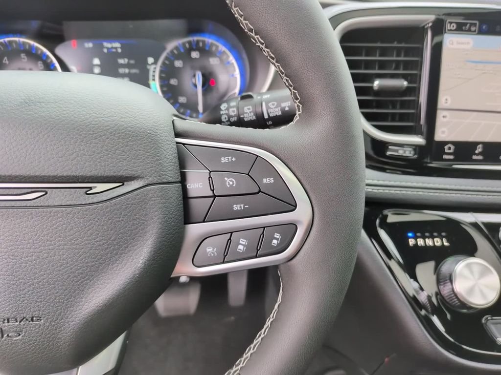 New 2027 Bright White Clearcoat Chrysler Select image 22