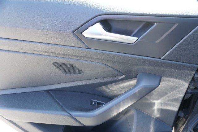Used 2024  Volkswagen SE image 18