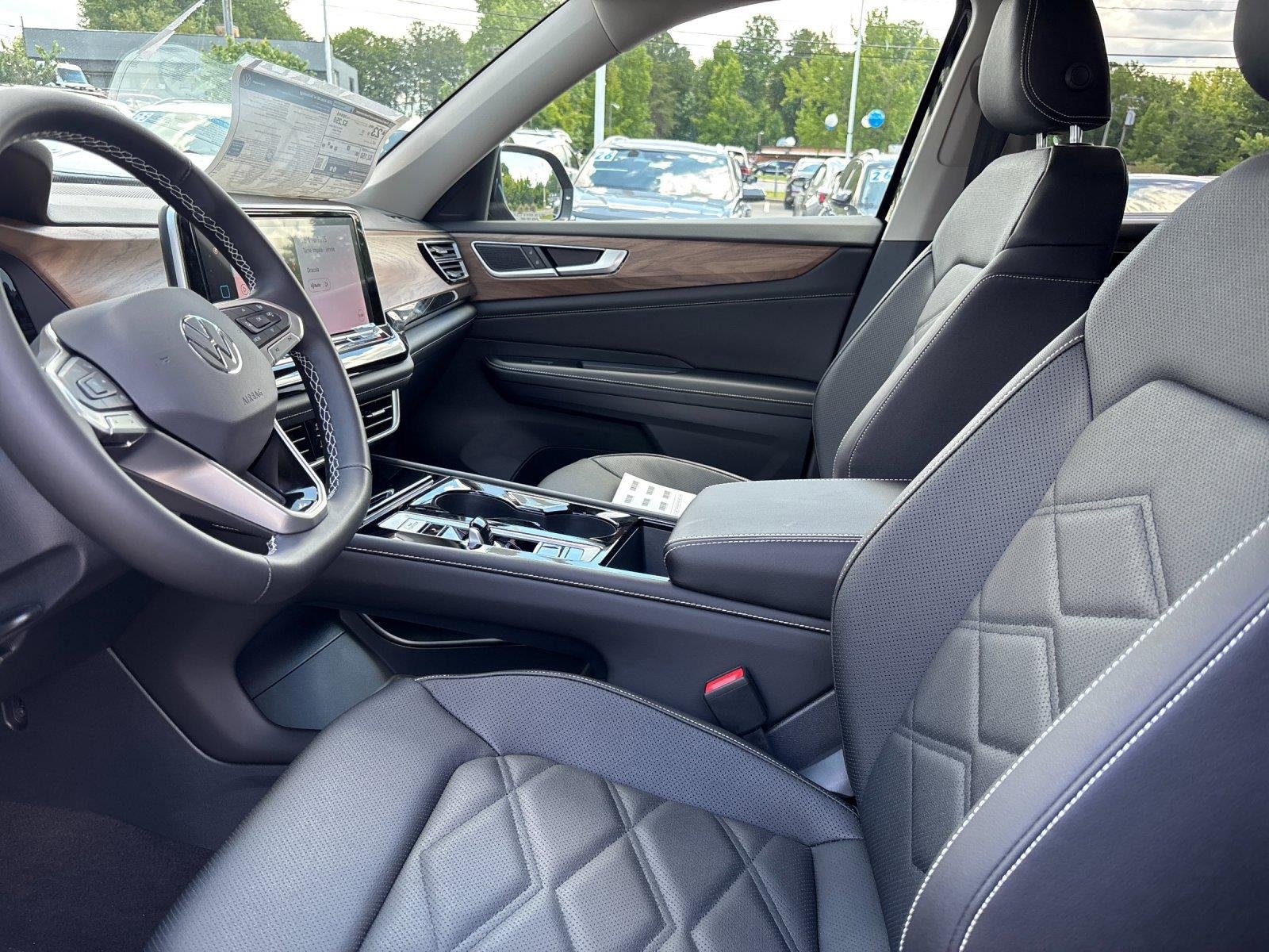 New 2026 deep black pearl Volkswagen 2.0T SE w/Technology image 15