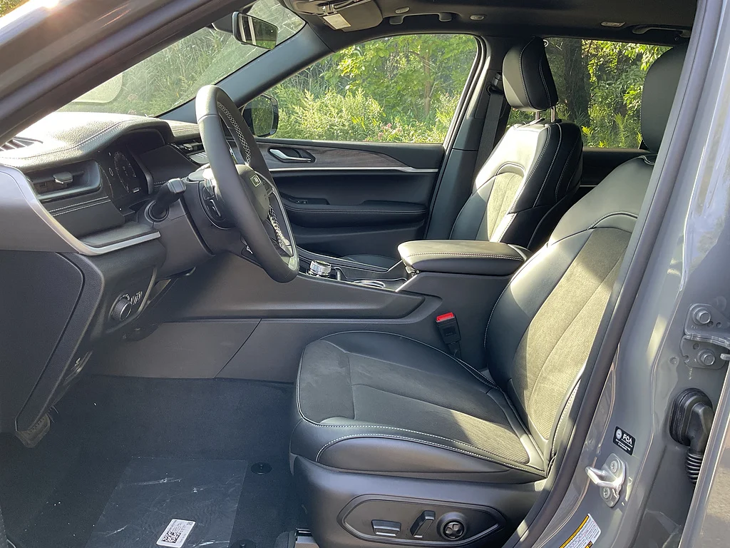 New 2027 Sting-Gray Clearcoat Jeep Laredo Altitude image 8