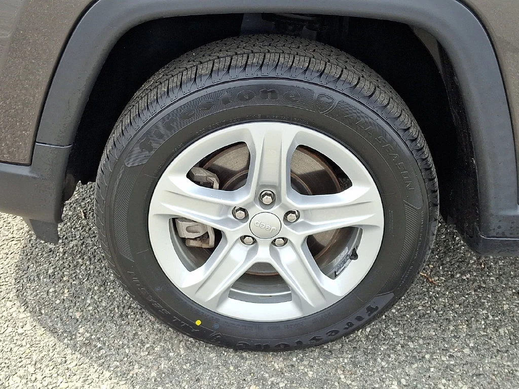 Used 2023 Granite Crystal Metallic Clearcoat Jeep Latitude image 29