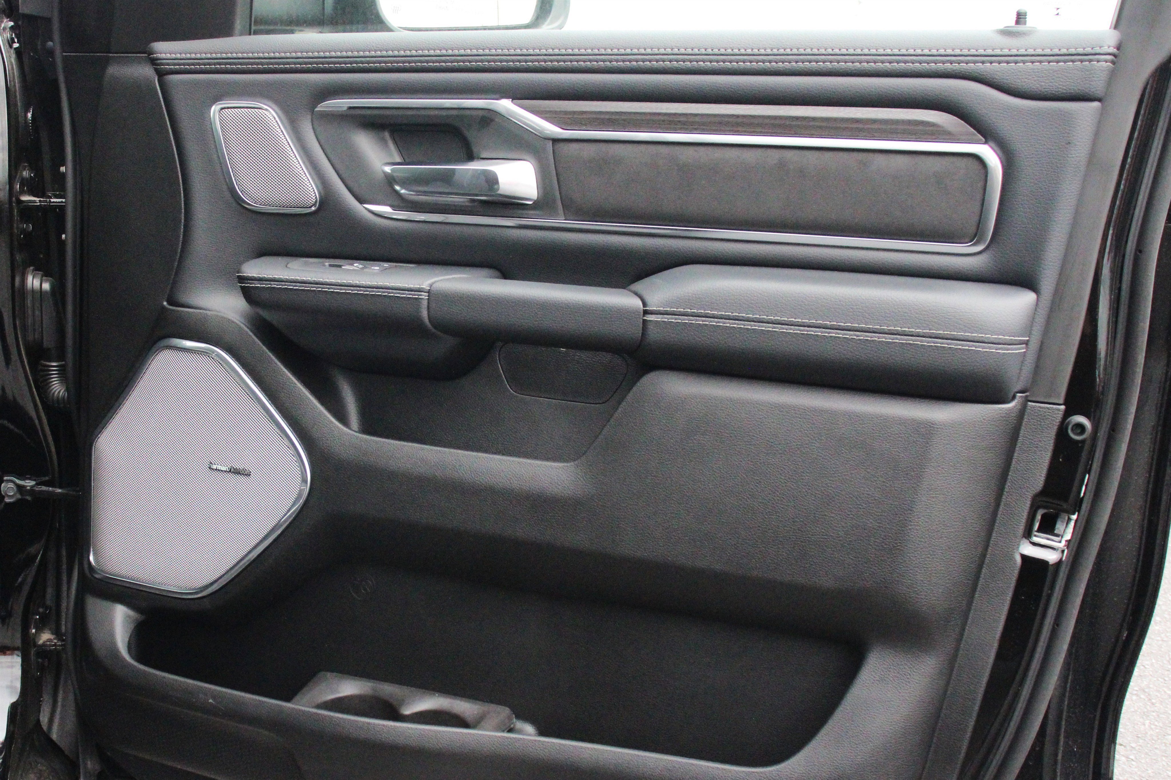 New 2026 Diamond Black Crystal Pearl-Coat Exterior Paint RAM Laramie image 31
