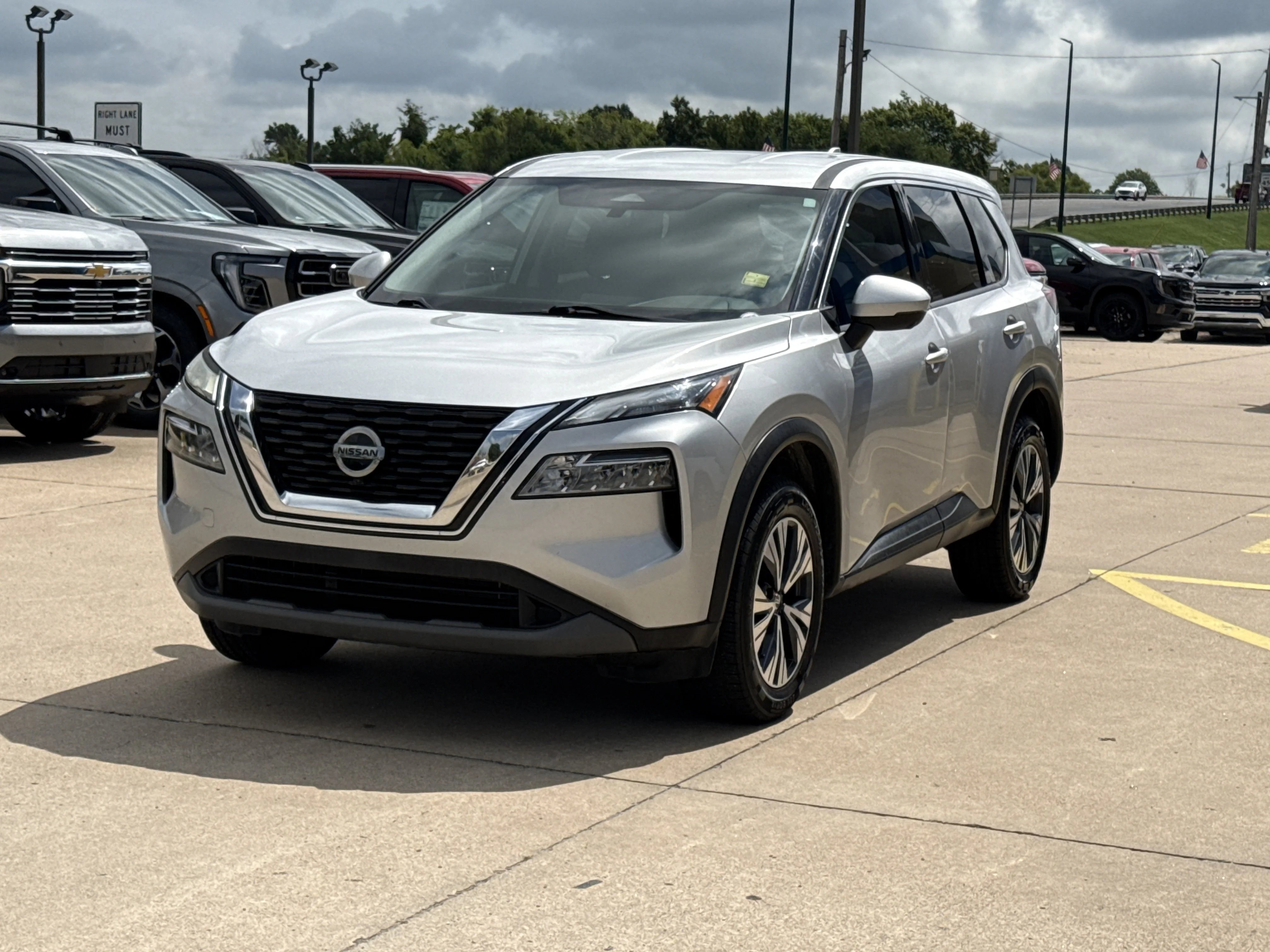 Used 2021 Brilliant Silver Metallic Nissan SV image 13