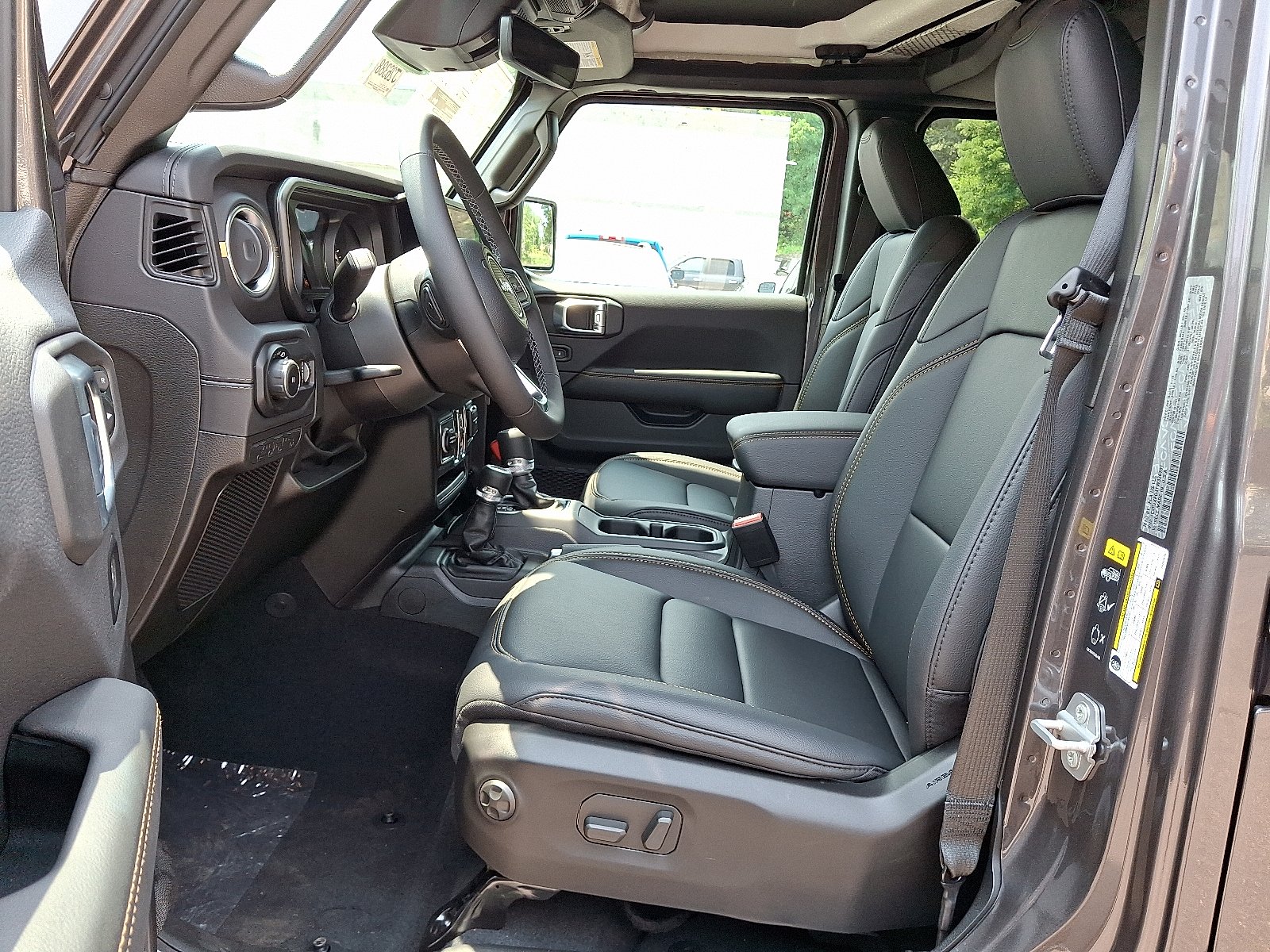 New 2026 Granite Crystal Metallic Clear-Coat Exterior Paint Jeep 4-Door Sahara 4x4 image 9