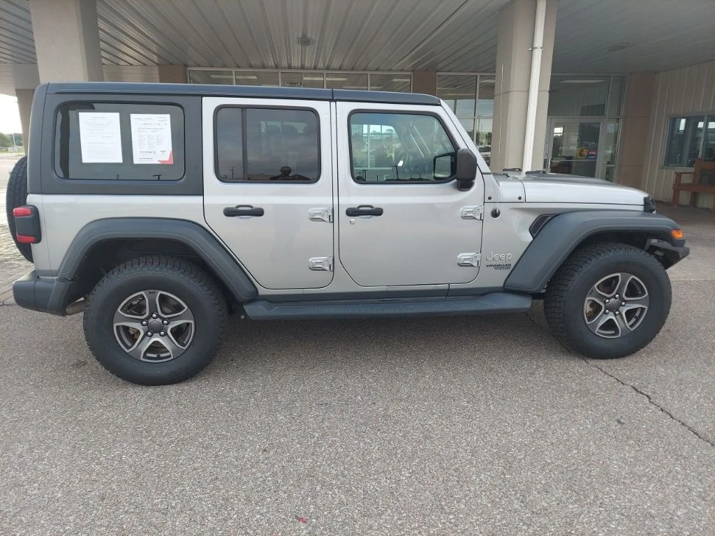 Used 2018 Silver Jeep Unlimited Sport S image 8