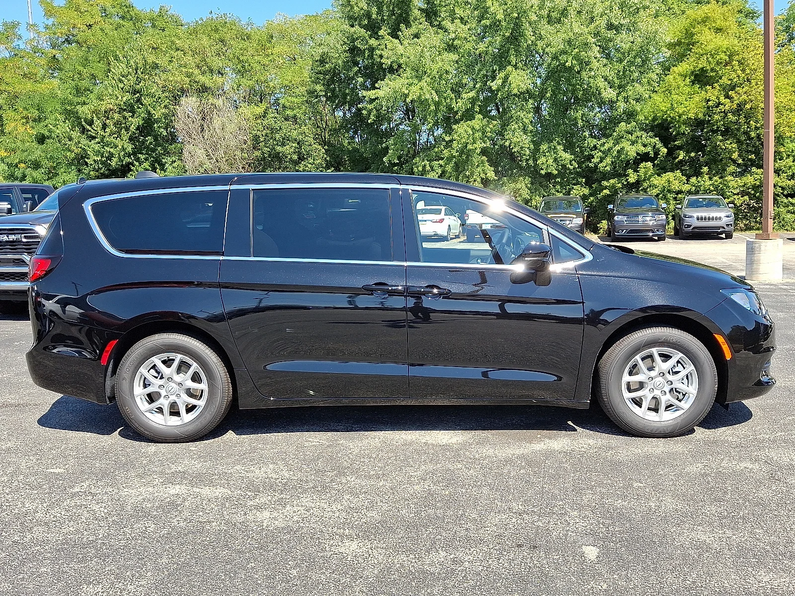 2026 Chrysler Voyager LX - Photo 9