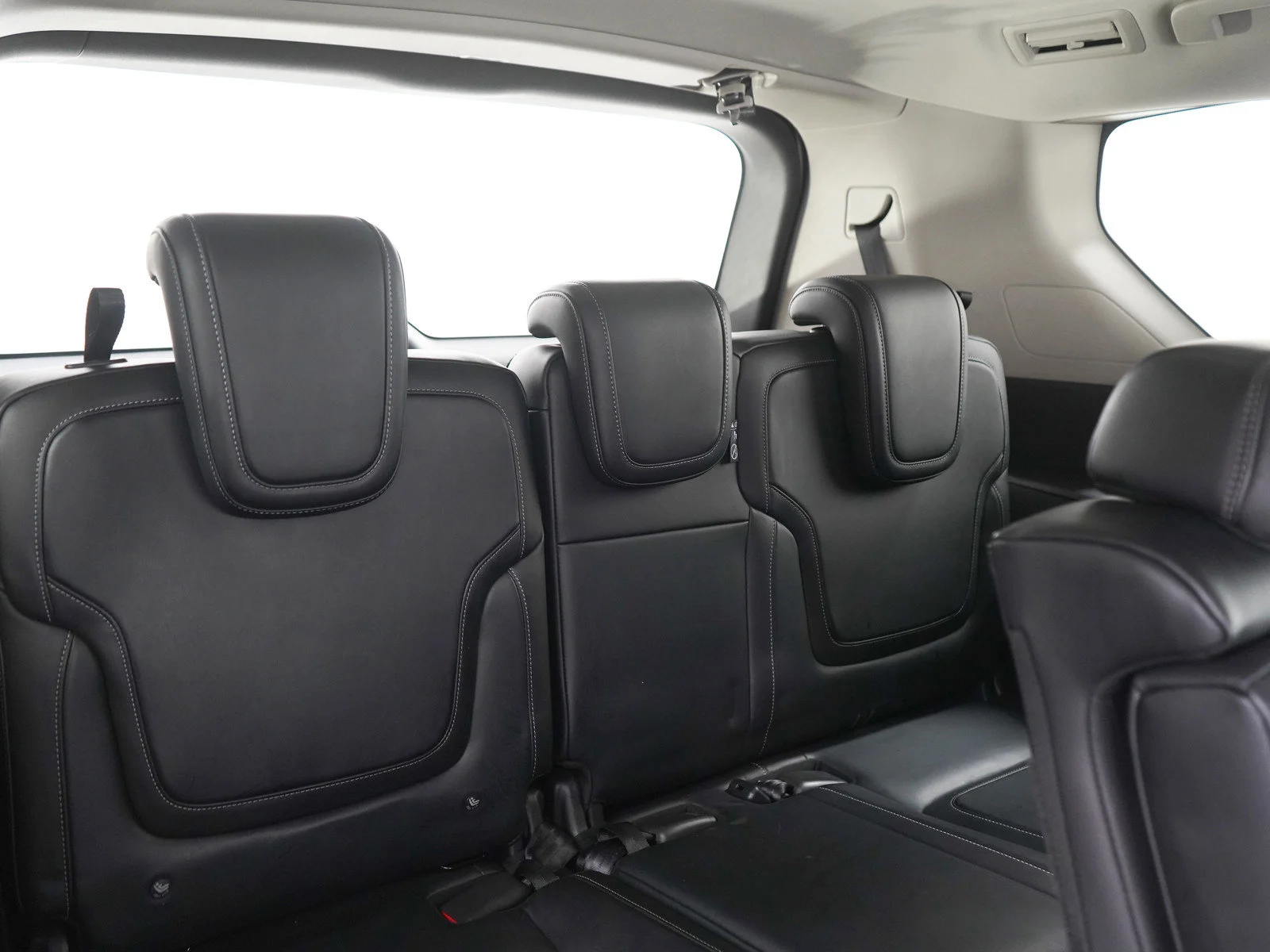 Certified Used 2025 Aspen White Tricoat Nissan SV image 14