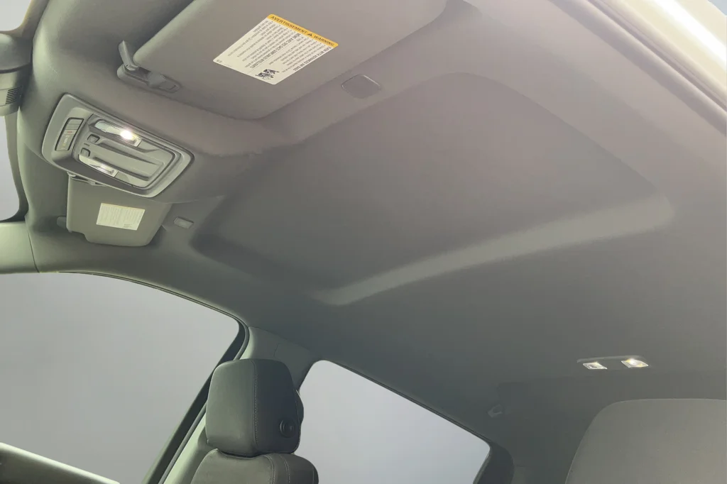 Used 2025 White Chevrolet Custom image 18