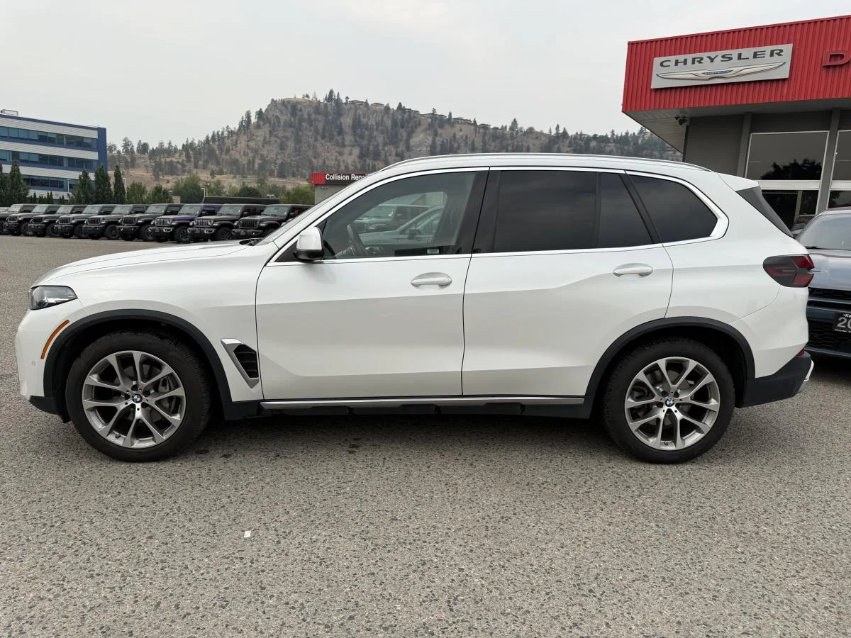 Used 2024 White BMW xDrive40i Sports Activity Vehicle image 3