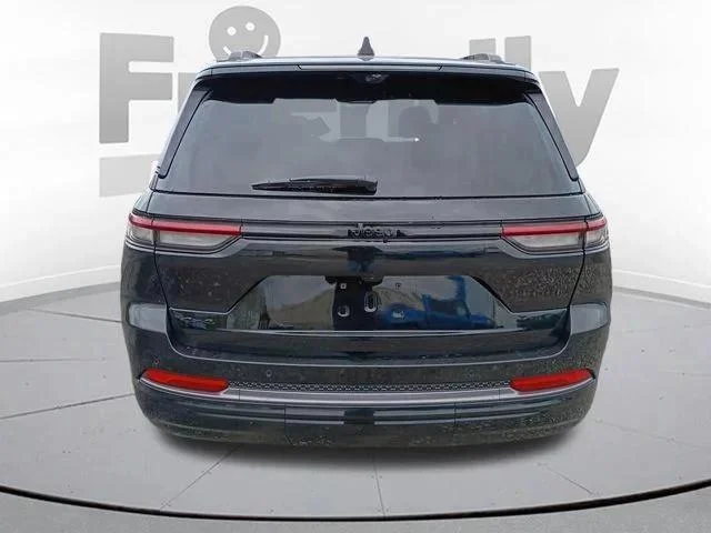 New 2026 Diamond Black Crystal Pearl-Coat Exterior Paint Jeep Limited image 6