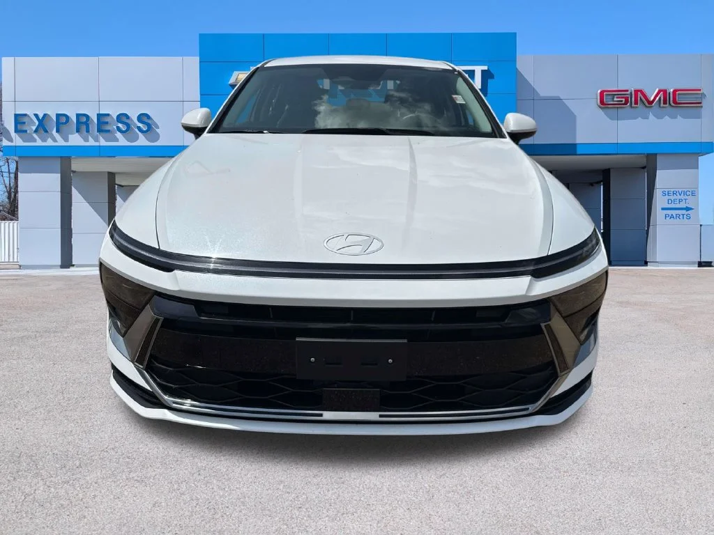 Used 2025 White Hyundai SEL image 2