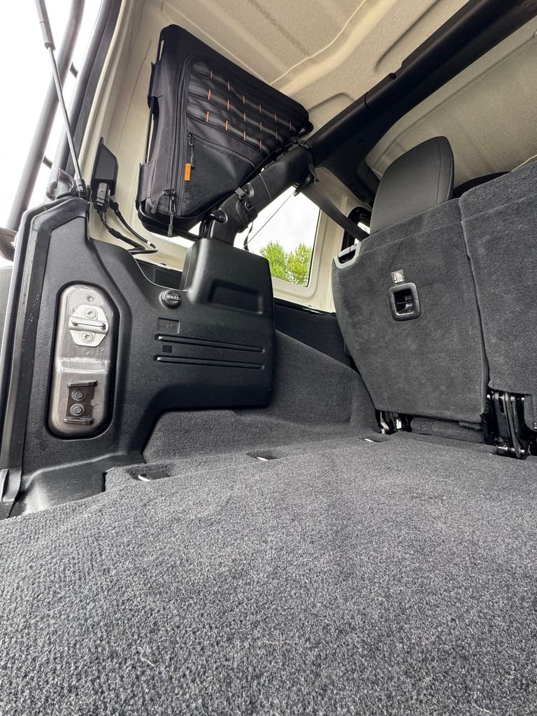 Used 2018 Granite Crystal Metallic Clearcoat Jeep Unlimited Sport S image 10