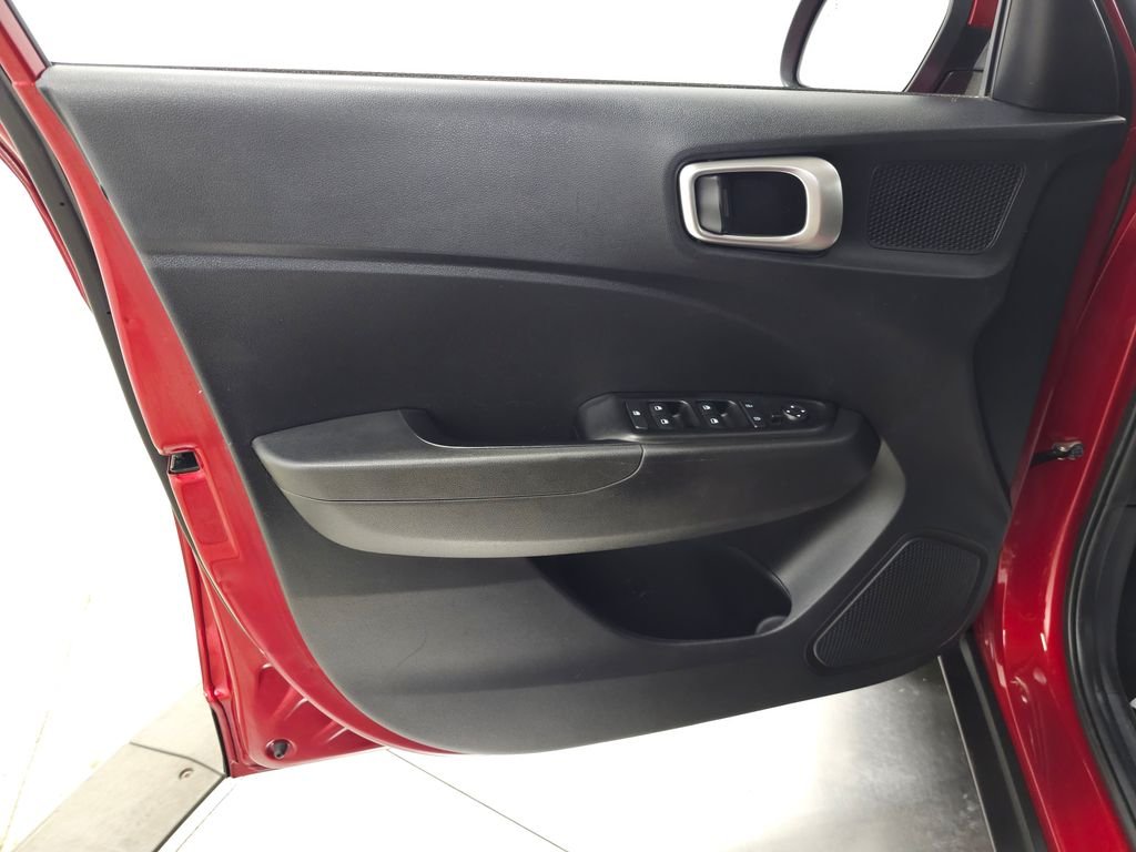 2025 Hyundai Venue SEL - Photo 14