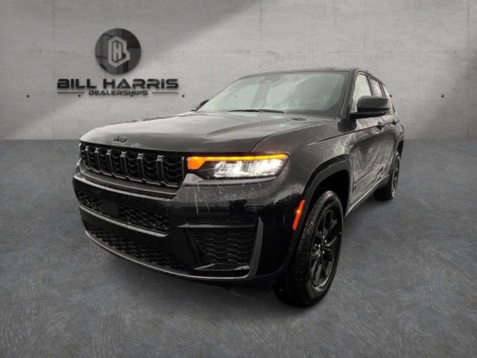 New 2026 Diamond Black Crystal Pearl-Coat Exterior Paint Jeep Laredo Altitude image 1