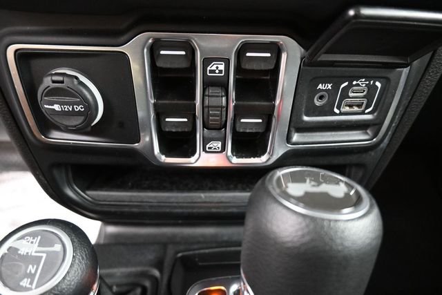 Used 2025 White Jeep Sahara image 35