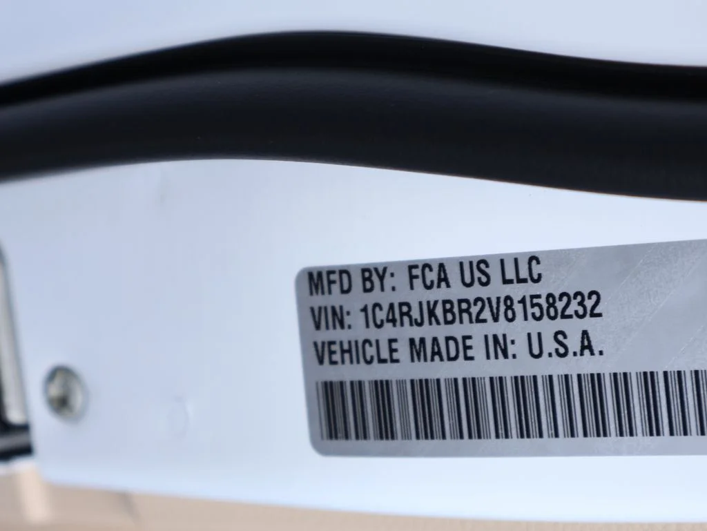 New 2027 Bright White Clear-Coat Paint Jeep Limited image 44