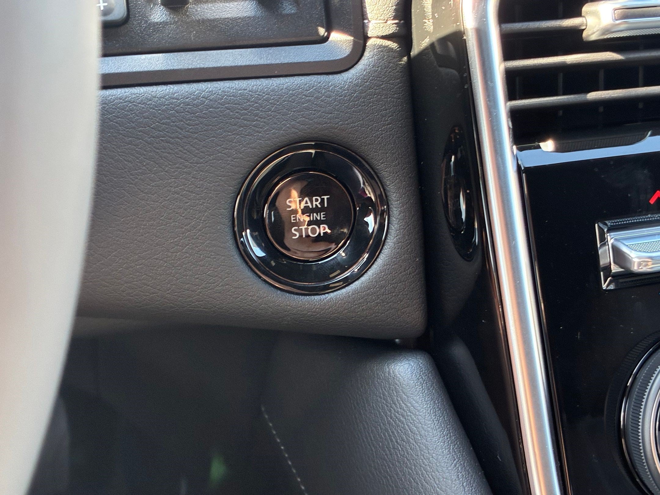 New 2026 Everest White Pearl Tricoat/Super Black Nissan Platinum Reserve image 17