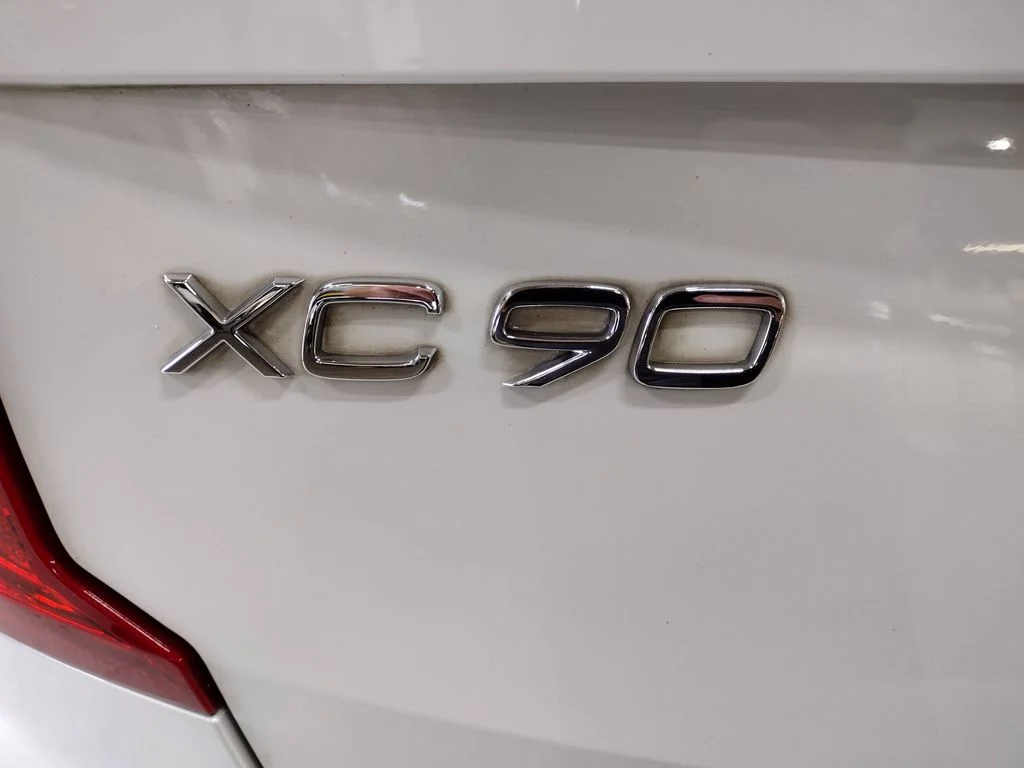 Used 2019 White Volvo T6 R-Design image 15