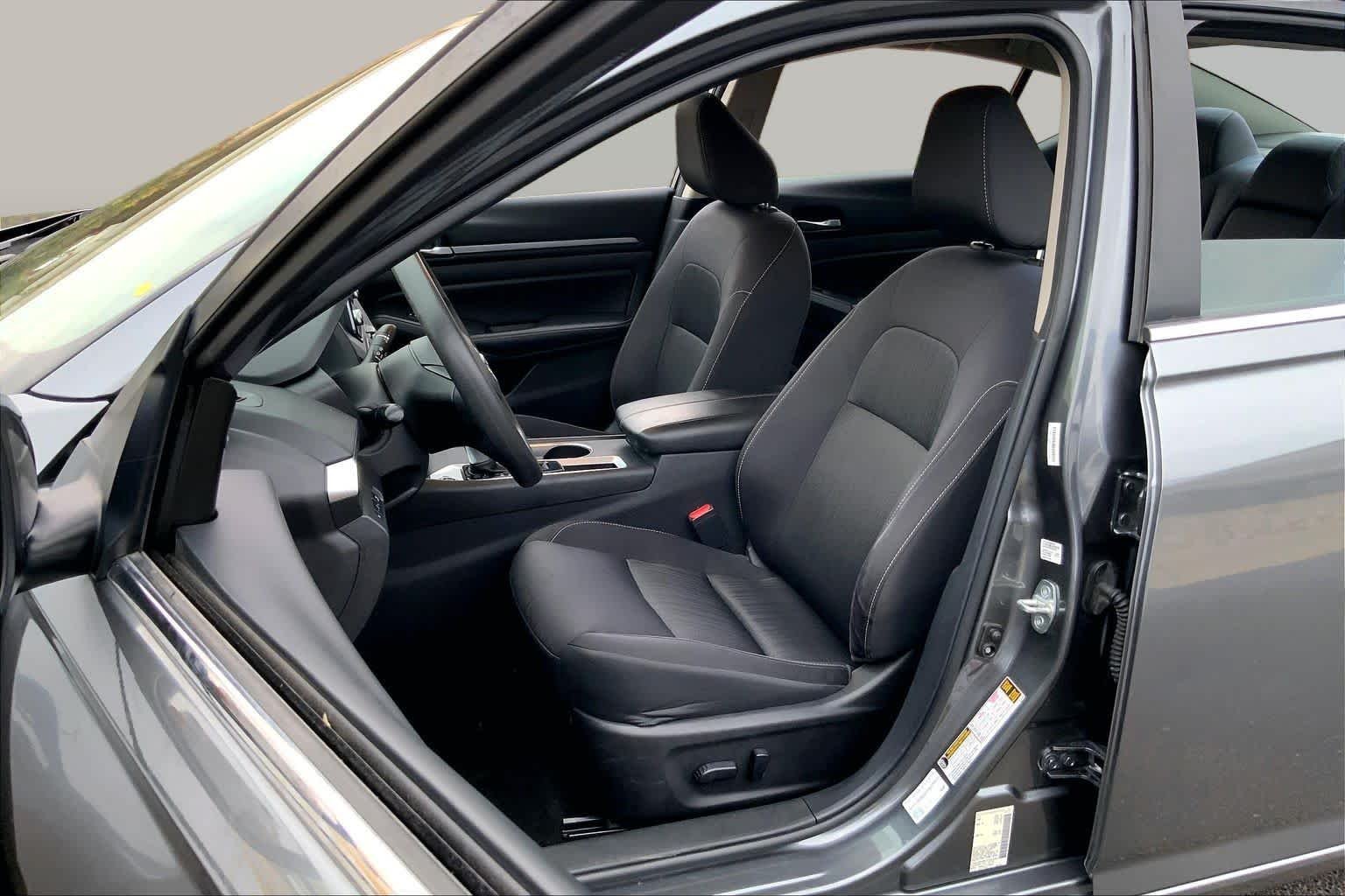 Used 2022 Gun Metallic Nissan 2.5 SV image 8