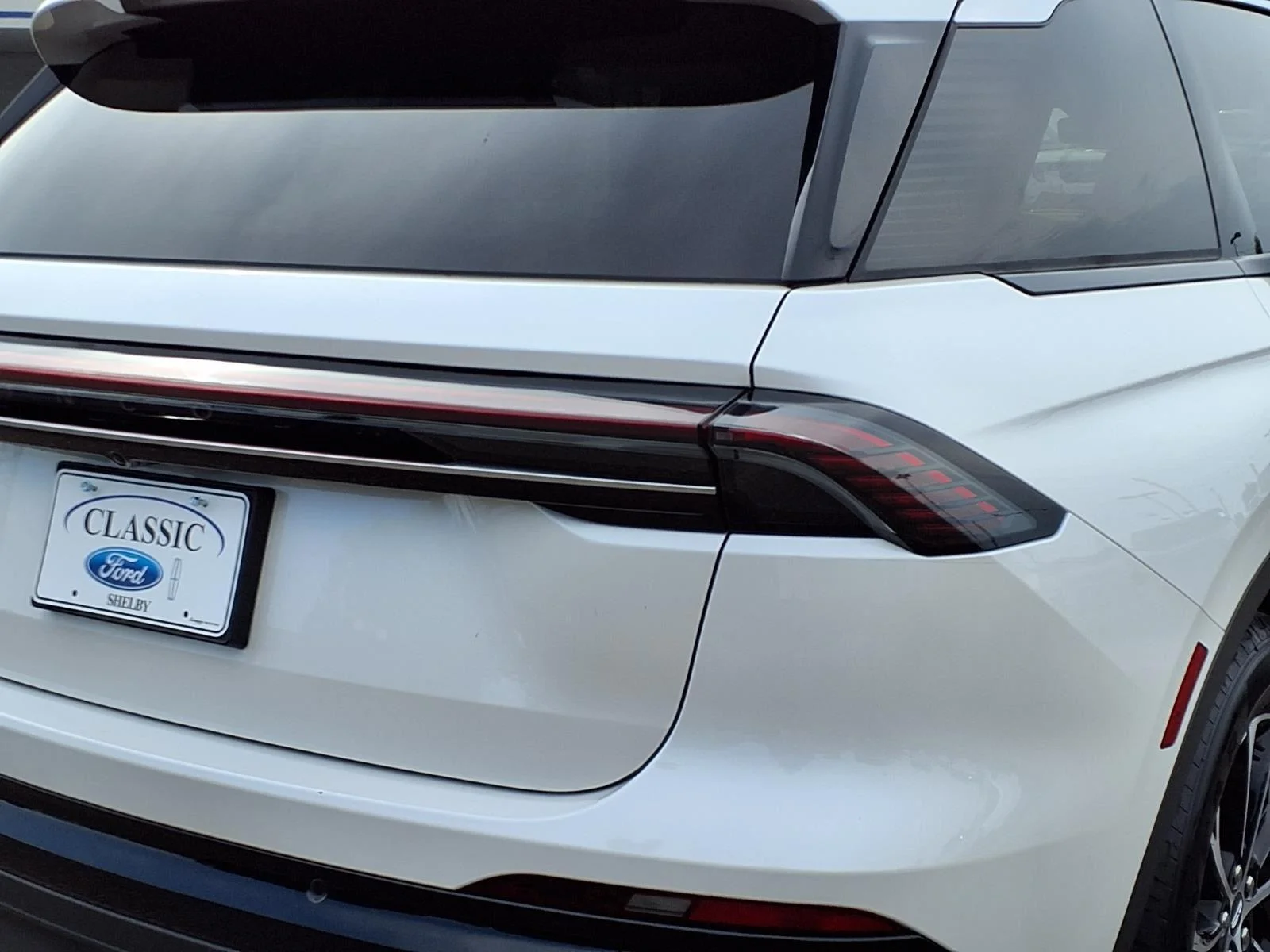 Used 2025 White Platinum Metallic Tri-Coat Lincoln Premiere image 18