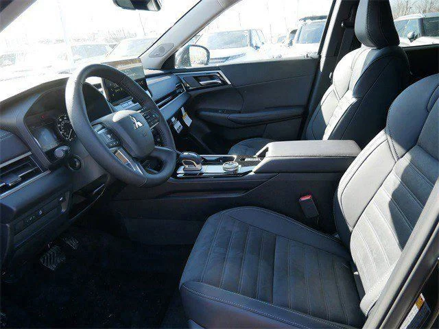 New 2026 Black Diamond Mitsubishi SE image 4