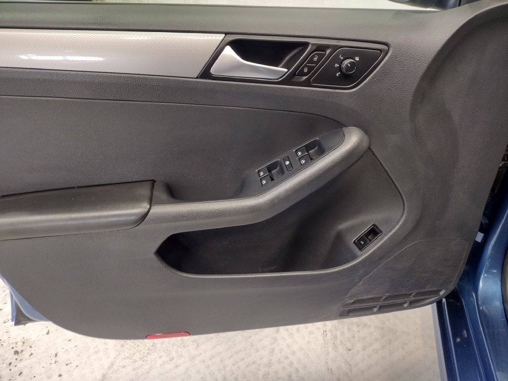 Used 2017 Blue Volkswagen 1.4T SE image 18