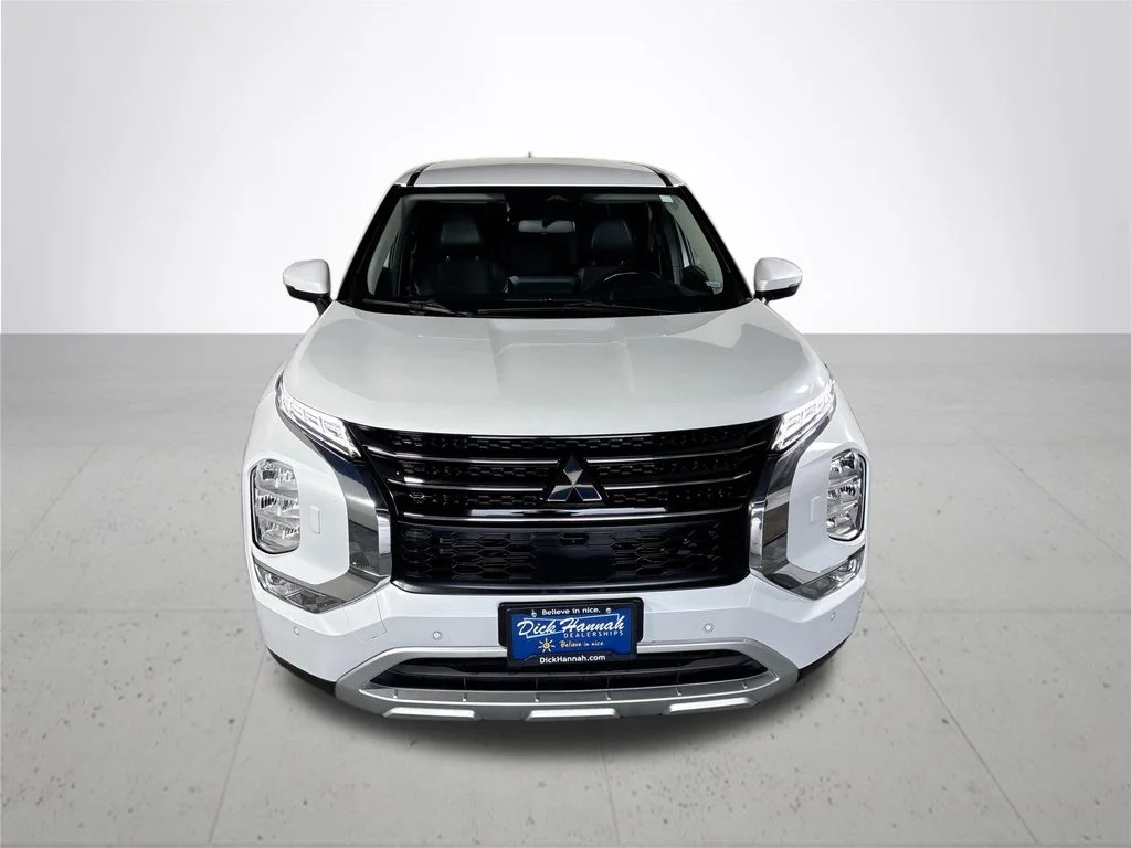 Used 2024 White Mitsubishi SE image 3
