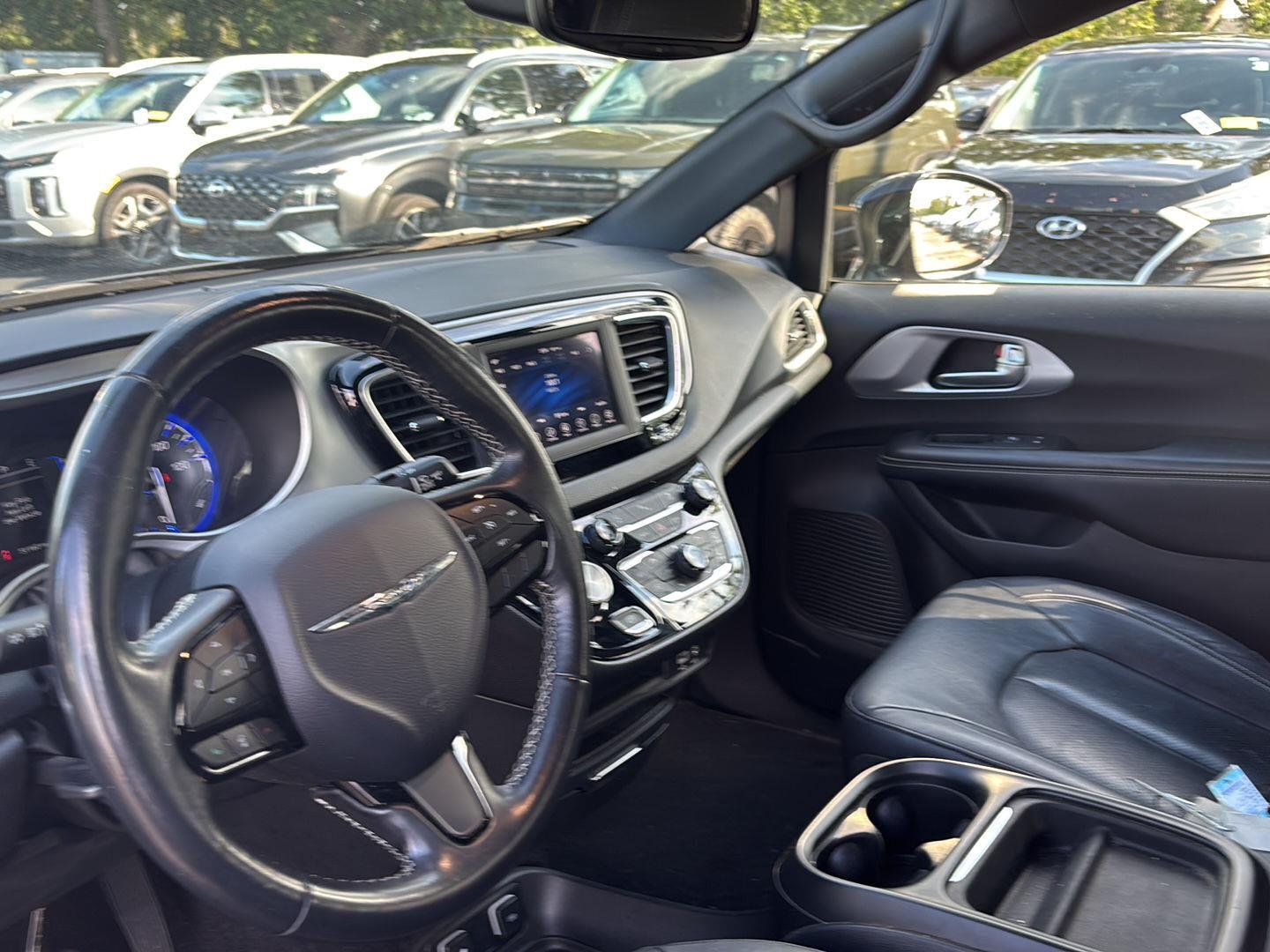 Used 2020 Brilliant Black Crystal Pearlcoat Chrysler Touring L image 10