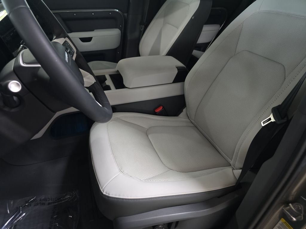 Used 2025 Silver Land Rover X-Dynamic SE image 17