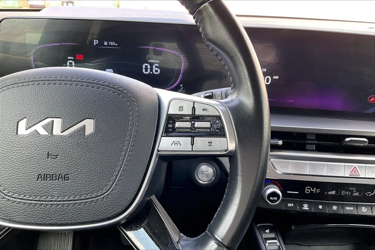 Used 2025  Kia S image 32