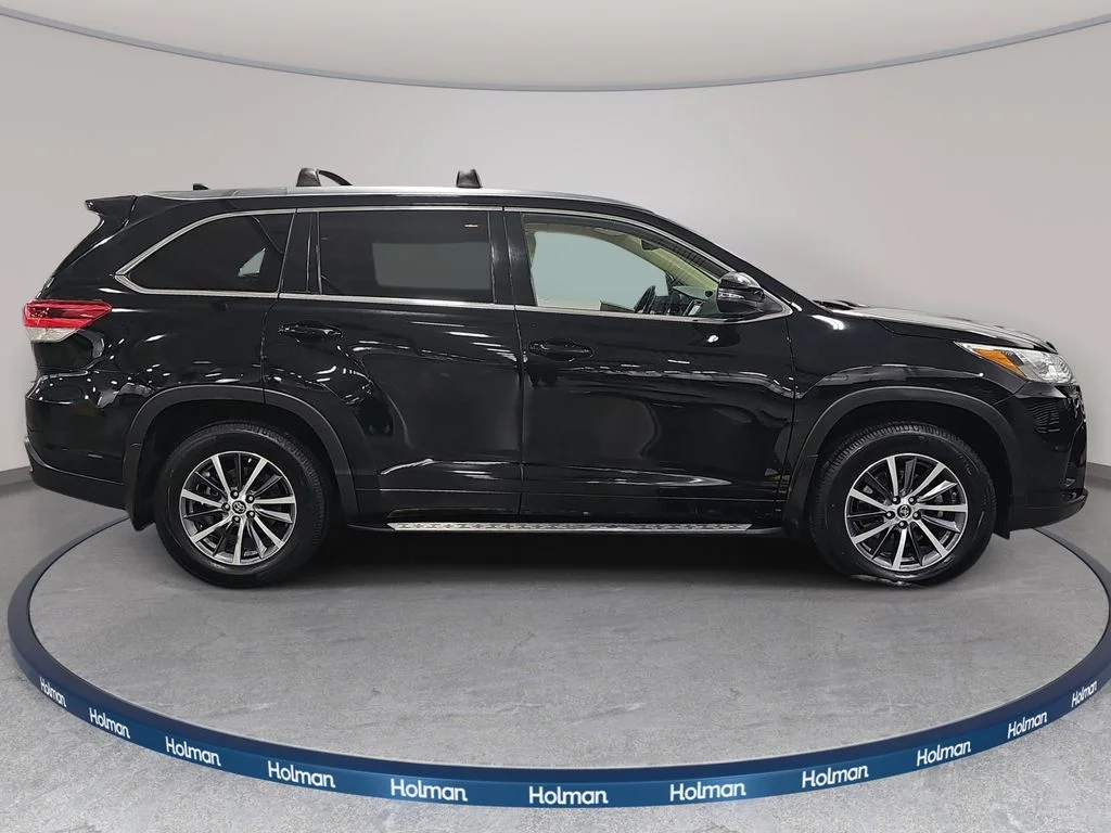Used 2017 Black Toyota XLE image 5